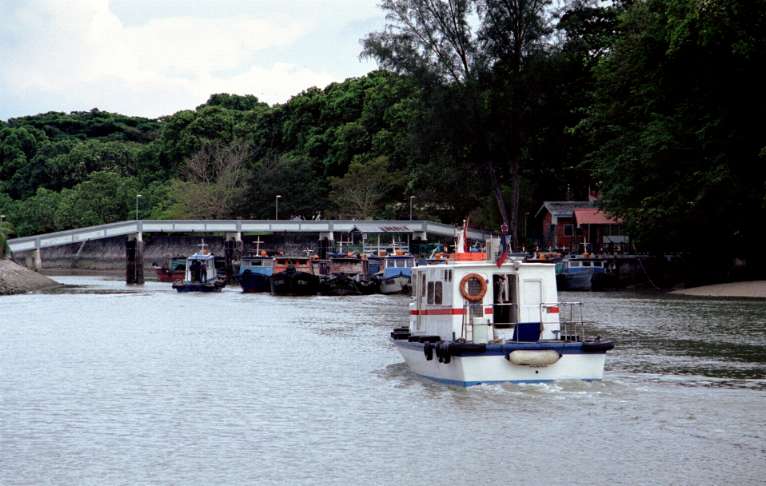 Incoming boat from Pulau Brani to (old) Changi
                    Point Pier